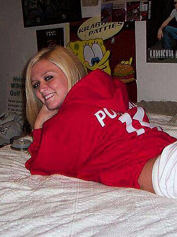 Sweet Blonde shows her Shaved Pussy - Photo 4