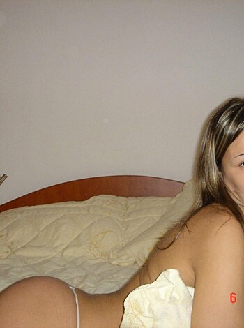 Sexy Amateur Hottie shows her Curves - Photo 6