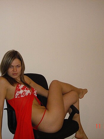 Sexy Amateur Hottie shows her Curves - Photo 9