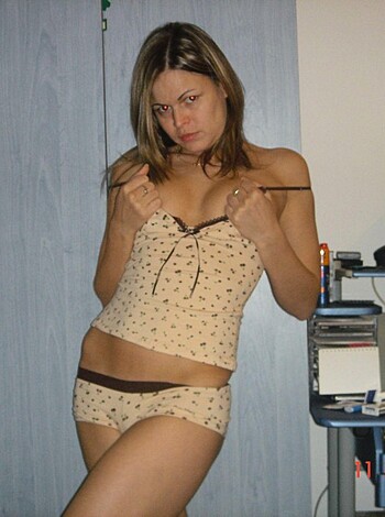 Sexy Amateur Hottie shows her Curves - Photo 15