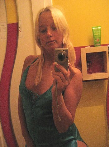 Sexy Blonde shows her Body - Photo 3