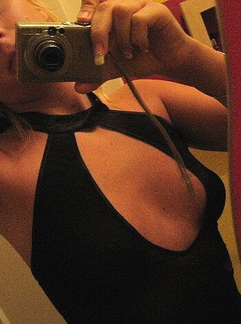 Sexy Blonde shows her Body - Photo 2