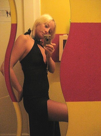 Sexy Blonde shows her Body - Photo 1