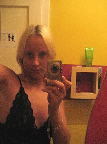 Sexy Blonde shows her Body - Photo 5
