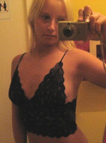 Sexy Blonde shows her Body - Photo 4