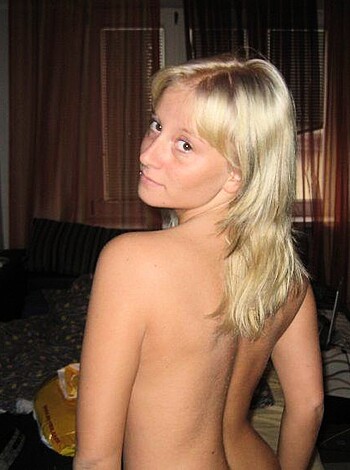 Sexy Blonde shows her Body - Photo 7