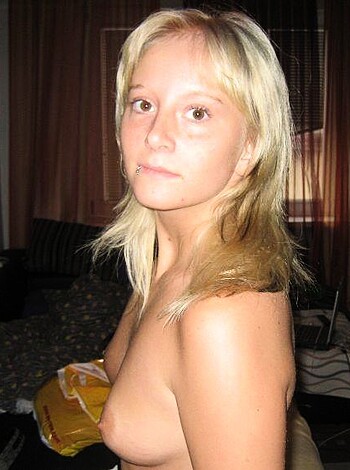 Sexy Blonde shows her Body - Photo 8