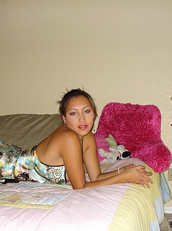 Amateur Latina shows her Body - Photo 3