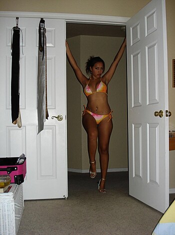 Amateur Latina shows her Body - Photo 35