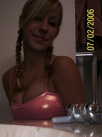 Sexy Blonde shows her Body - Photo 30