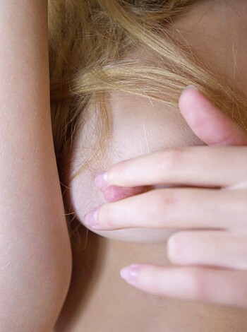 Fucking hot chick covering her yapper.