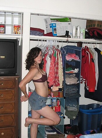 Amateur Girlfriend shows her Cunt - Photo 7