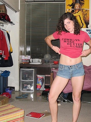 Amateur Girlfriend shows her Cunt - Photo 13