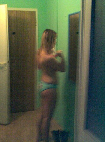 Hot Blonde shows her Naked Body - Photo 31