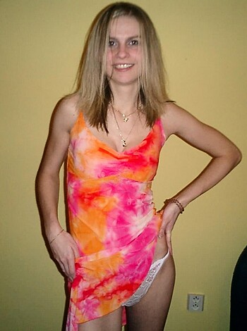 Sweet Blonde shows her Cunt - Photo 1