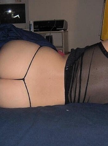 Sexy Blonde shows her Ass - Photo 15