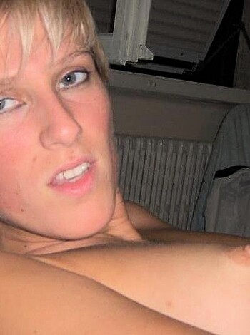 Sexy Blonde shows her Ass - Photo 33