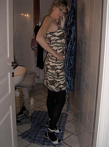 Sexy Blonde shows her Ass - Photo 46