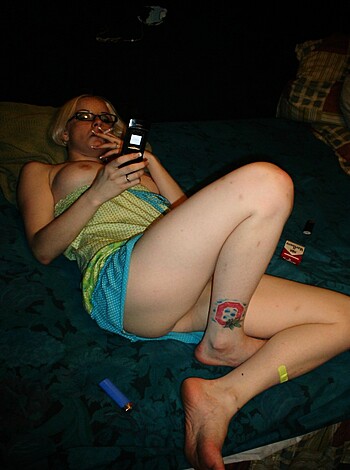 Horny Blonde Amateur Bitch spread her Pussy - Photo 32