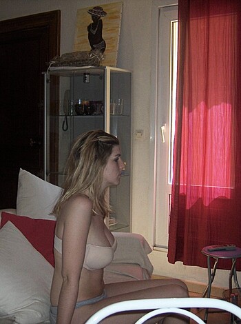 Look at this fucking pic of some hot-ass naked bitch.