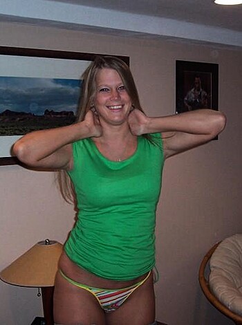 Blonde Amateur Teen shows her Cunt - Photo 18