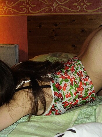Sexy Amateur Girlfriend shows her Hot Curves - Photo 4