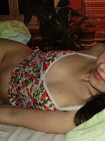 Sexy Amateur Girlfriend shows her Hot Curves - Photo 20