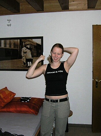 This bitch is flexin’ her muscles in her fuckin' bedroom.