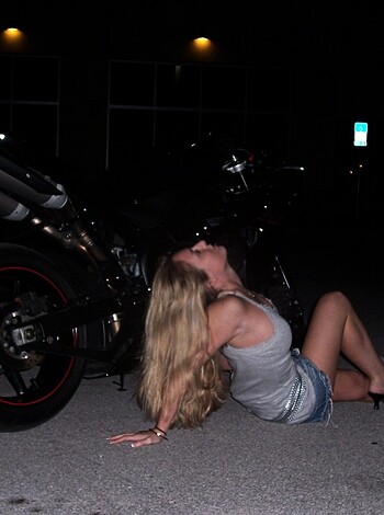 Motbike posing teen amateur - Photo 10