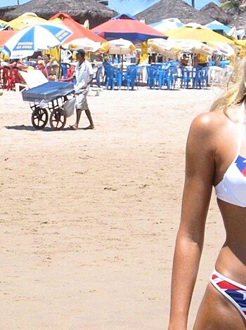 Blonde - a photo set at the beach  - Photo 2