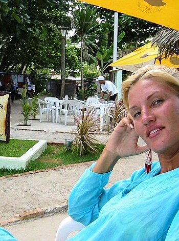 Blonde - a photo set at the beach  - Photo 1
