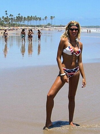 Blonde - a photo set at the beach  - Photo 4