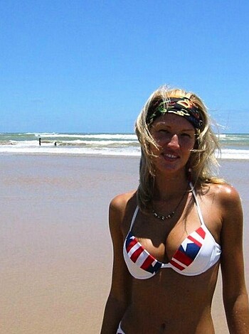 Blonde - a photo set at the beach  - Photo 5