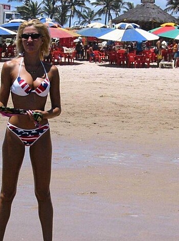 Blonde - a photo set at the beach  - Photo 6