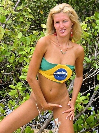 Blonde - a photo set at the beach  - Photo 8