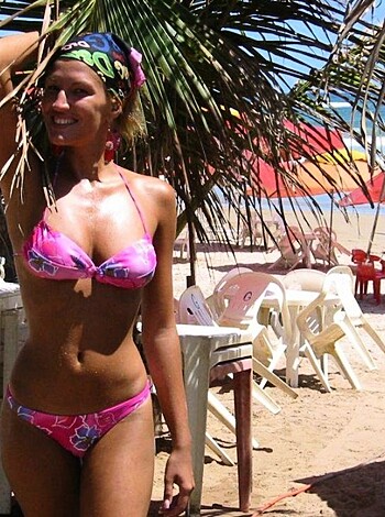 Blonde - a photo set at the beach  - Photo 23