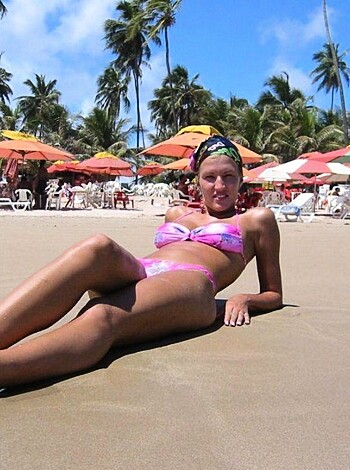 Blonde - a photo set at the beach  - Photo 24