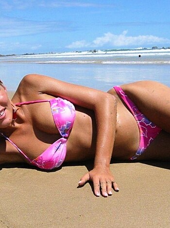 Blonde - a photo set at the beach  - Photo 25