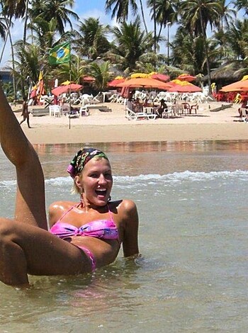 Blonde - a photo set at the beach  - Photo 26