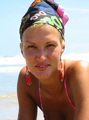 Blonde - a photo set at the beach  - Photo 29