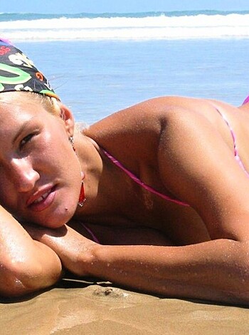 Blonde - a photo set at the beach  - Photo 30