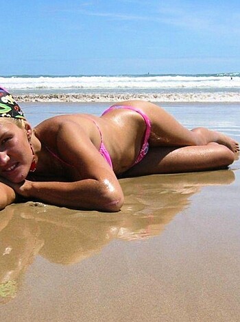 Blonde - a photo set at the beach  - Photo 31