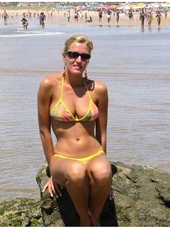 Blonde - a photo set at the beach  - Photo 33