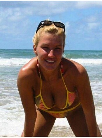 Blonde - a photo set at the beach  - Photo 36