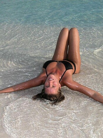 Blonde - a photo set at the beach  - Photo 45
