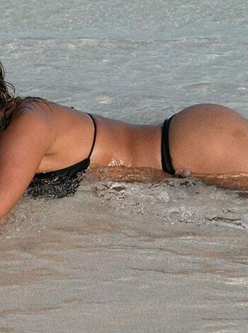 Blonde - a photo set at the beach  - Photo 47