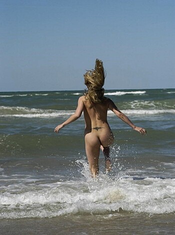 Hot blond at a nude beach  - Photo 3