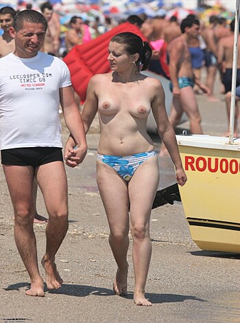 The best topless girl  on beach  - Photo 3