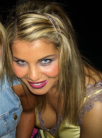 Pay Gigi the drinks and she will swallow your cum - Photo 1