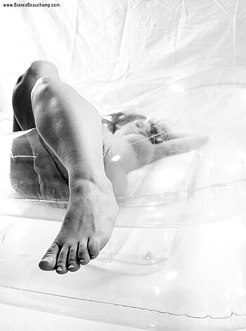 Bianca Beauchamp - Plastic Sofa - Photo 7